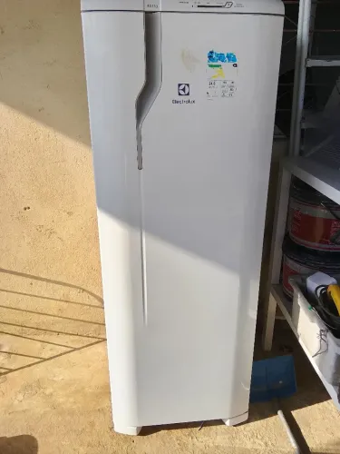 Vende-se geladeira Eletrolux 262L