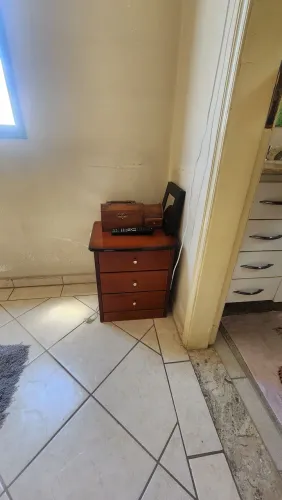 2 Mesas de cabeceira/ criado mudo com 3 gavetas 
