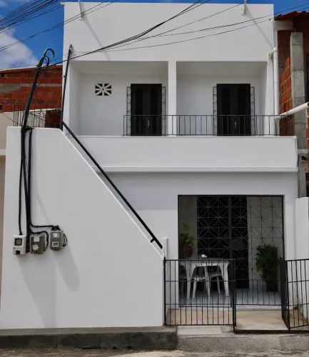 Vendo casa, cima e em baixo, 23 por 5, garagem e quintal com água de poço. 