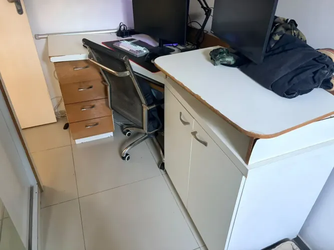 Mesa de escritório em L com gaveteiros ,suporte Tv e sapateiro- Ótimo espaço!