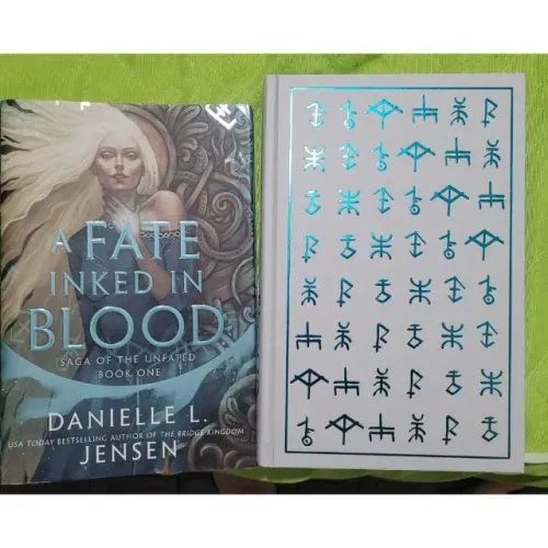 A Fate Inked in Blood - Danielle L Jensen 1 edição uk com foil, pintural trilateral inglês