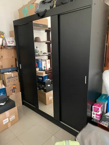 Armário com 3 portas de correr e espelho central. 2,0m x 1,8m x 0,55m