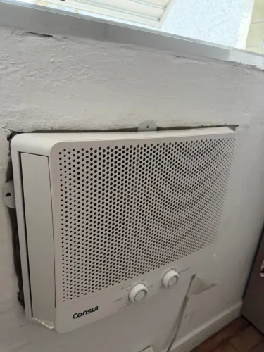 Vendo ar-condicionado de parede Consul, funcionando perfeitamente. R$ 1.000.
