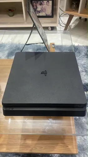 Ps4 com controle extra e vários jogos 