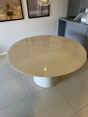 Mesa de jantar redonda com tampo de vidro