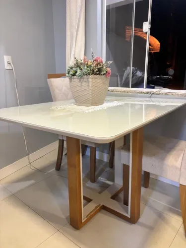 Vendo mesa + 4 cadeiras 