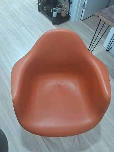 Cadeiras laranja com pés de ferro