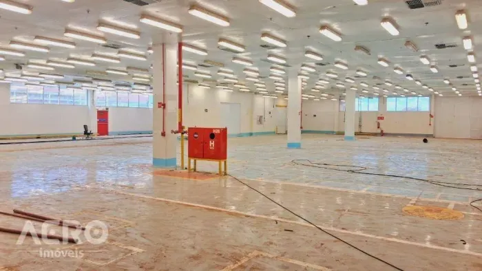 Barracão com 1.300m2 de área construída e 1.000m2 de pátio