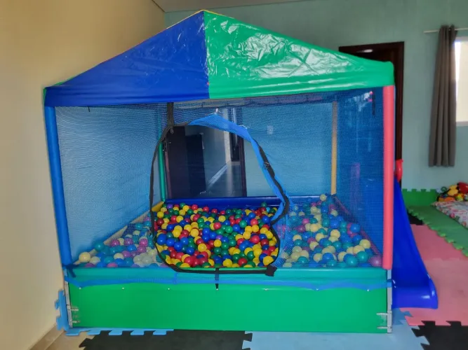 Vende-se piscina de bolinha 2x2 completa 