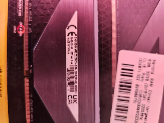 MEMÓRIA RAM 16GB 3200MHZ CORSAIR RGB DEFEITO