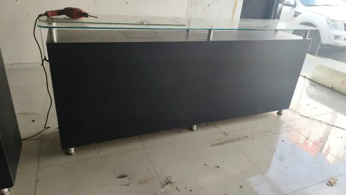 Vende se dois balcão de loja com gavetas e vidro por cima 