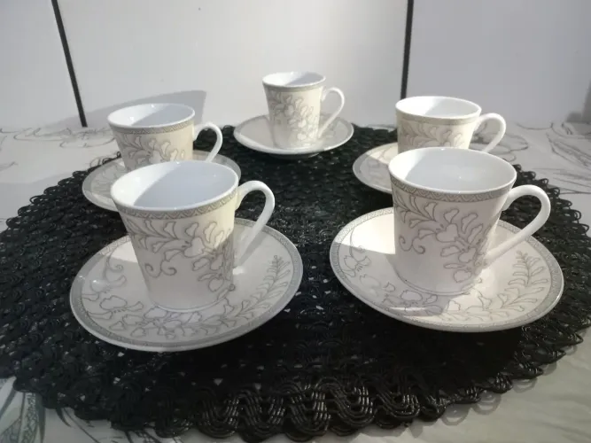 Conjunto com 5 xícaras de porcelana