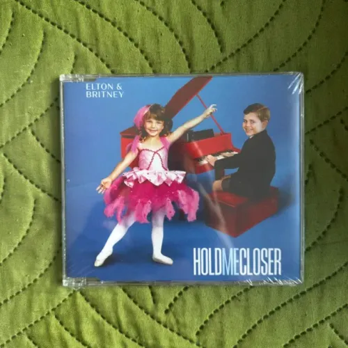 Britney Spears - Single Hold Me Closer