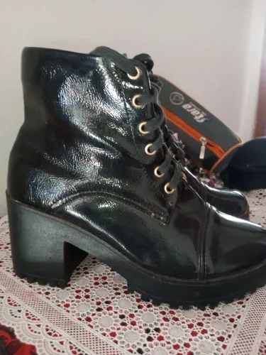 Bota preta de verniz com plataforma