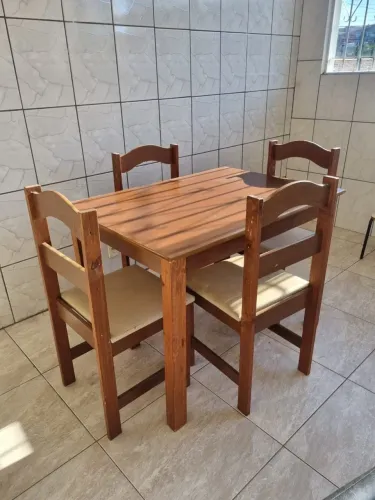 Mesa com 4 cadeiras