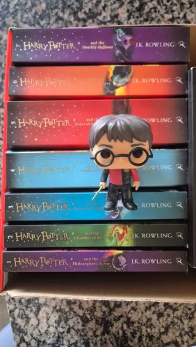 Coleção Harry Potter em inglês + Funko Pop