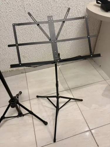 Pedestal e Suporte de partituras