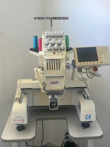 Máquina de bordado industrial 6 agulhas SWF