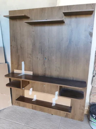 Painel para TV até 60" com prateleiras e bancada suspensa.