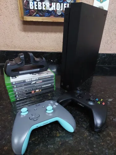 XBOX ONE X 1TB + 2 CONTROLES + BASE DE CARREGAMENTO + 6 JOGOS