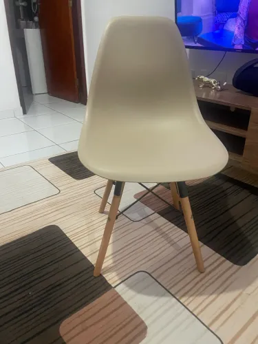 Vendo uma cadeira Eiffel de ótima qualidade, comprada no casa tudo. Ela é da boa.