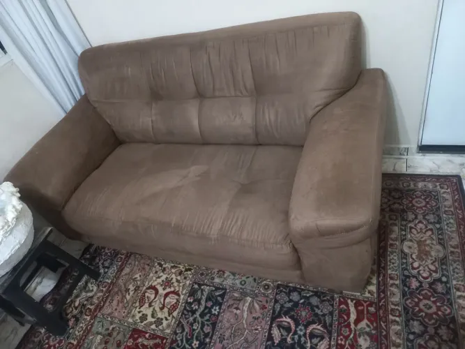 Sofa confortavel marrom 3 lugares