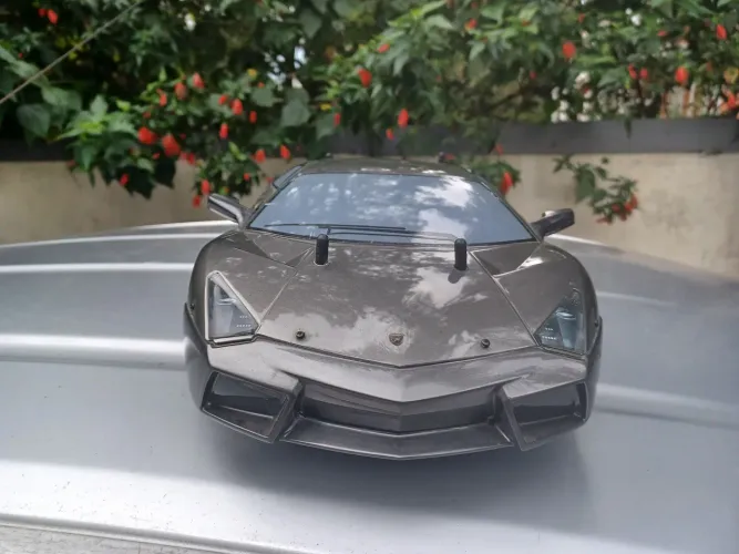 Lamborghini Reventón na escala 1/10, motor a combustão, sem o controle remoto, bem conser