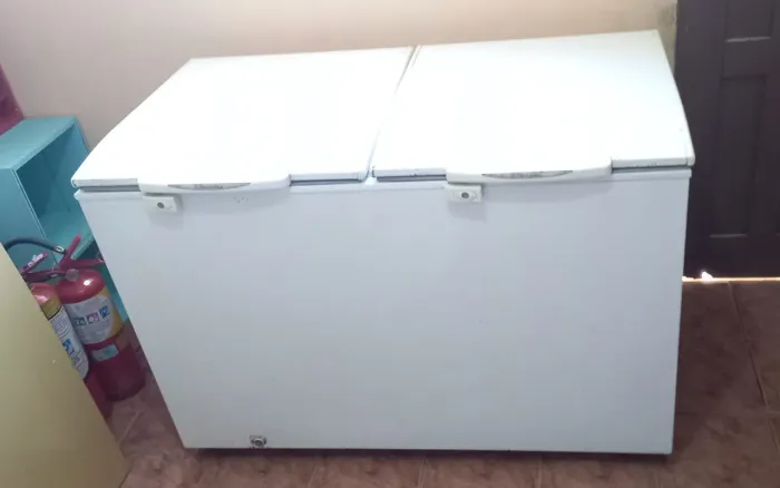 Vendo Freezer Horizontal Eletrolux, 2 portas, motor novo, serpentina de cobre, 400 Litros