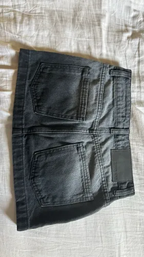 Saia jeans YOUCOM, com lavagem preta. Tamanho 30
