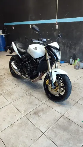Hornet muito conservada 