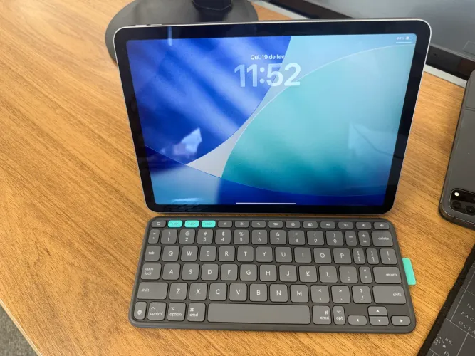 iPad Air M3 128GB + Teclado Logitech + Garantia 2026