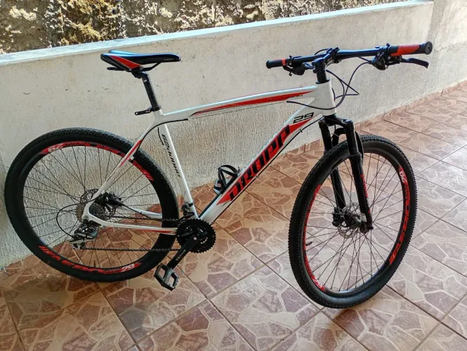 Bicicleta aro 29, marca Dropp, 27 marchas, freio hidráulico, acessórios de brinde.