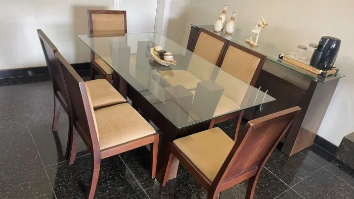 Mesa com 6 cadeiras e um aparador 