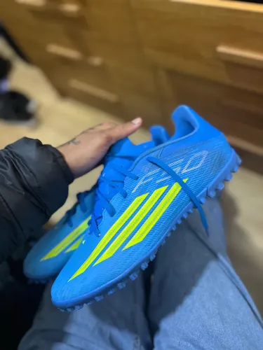 Chuteira de Society Adidas F50