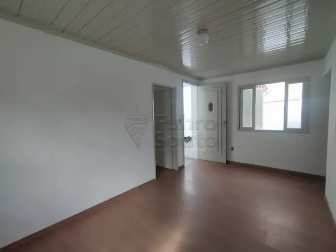 Casa reformada com churrasqueira, pátio e excelente localização no Centro de Pelotas
