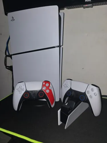 PS5 SLIM DIGITAL 825GB 2 CONTROLES E BASE DE CARREGAMENTO 