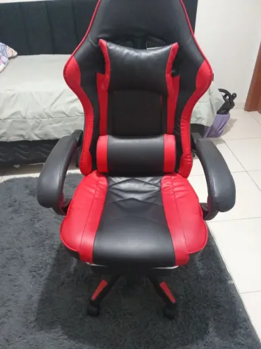 Cadeira gamer preta e vermelha