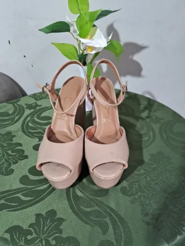 Sandalia semi nova TAM36. Não faço entrega