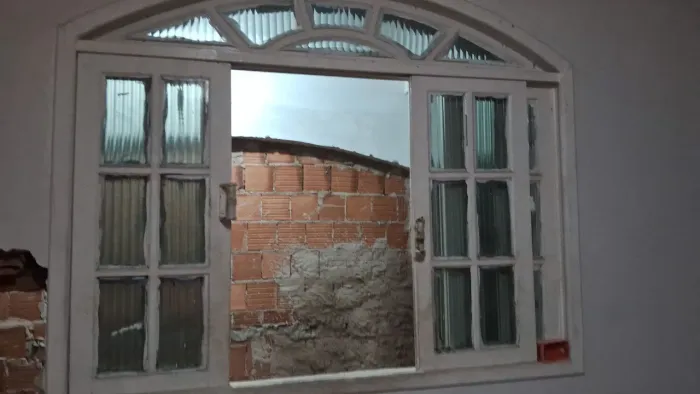 Vendo janela colonial de 1,50 de largura , completa