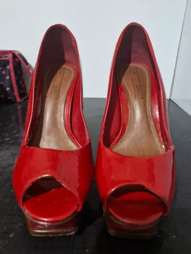 Peep toe vermelho de verniz