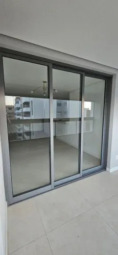 Porta de correr em aluminio grafite com vidro - 3 folhas