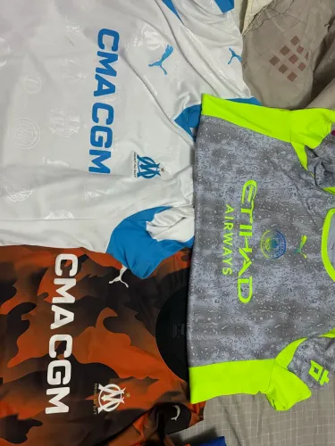 Camisas de desapego pouco usadas