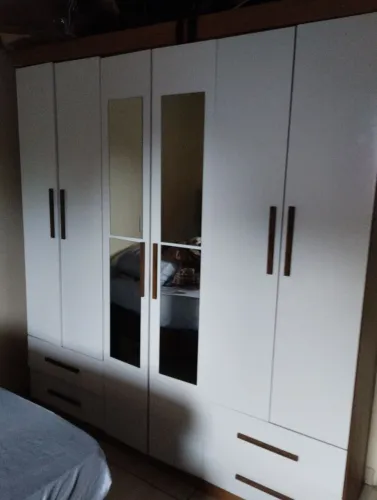 Vendo guarda roupa 6 portas e quatro gavetas