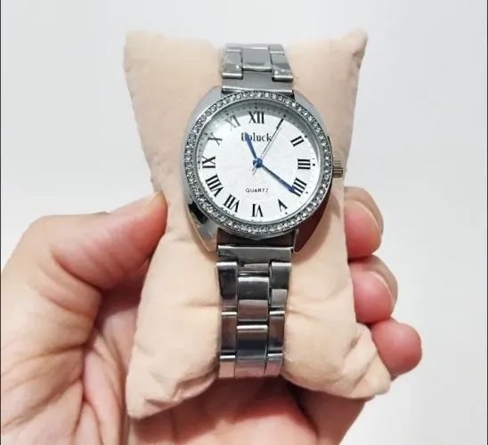 Relógio cor prata com acabamento e detalhes de strass modelo médio ponteiros clássicos 