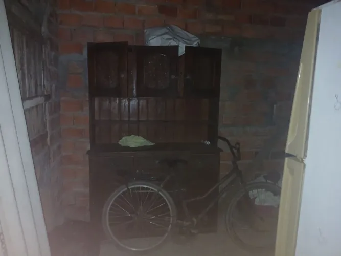 Armário de cozinha 6 portas,3em cima, 3 em baixo ,3 gavetas, dois suportes no meio