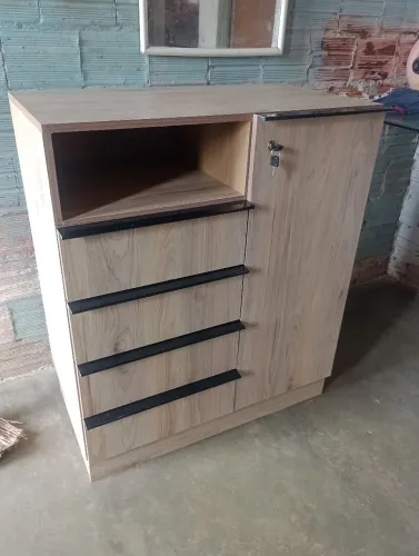 Cômoda com 04 gavetão 01 porta 