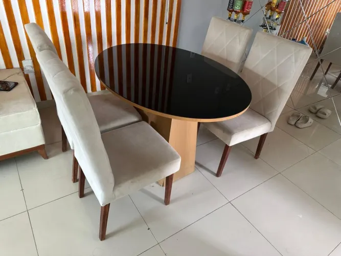 Mesa de Jantar c/ 4 Cadeiras Estofadas