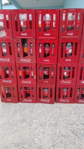 Caixa pvc vasilhame e garrafas PET Coca-Cola retornáveis 2 litros