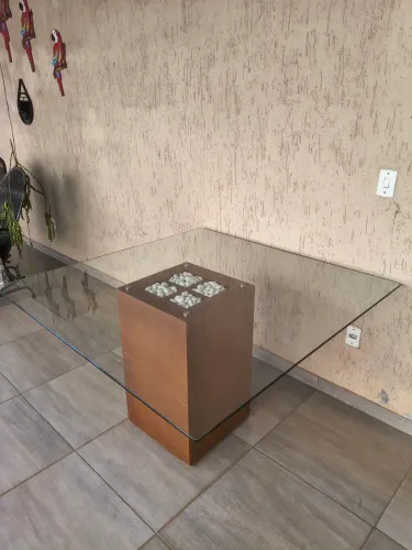 Mesa com tampo de vidro semi nova 