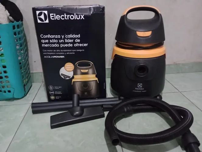 Vende se aspirador de pó e água semi novo com todos os acessórios